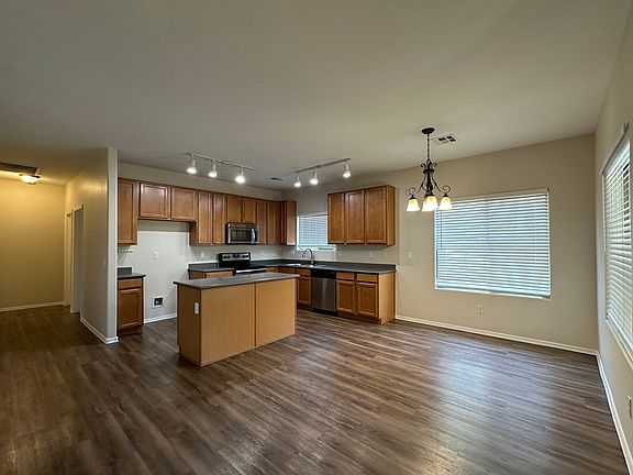 Kitchen with Eat-In Dining Area