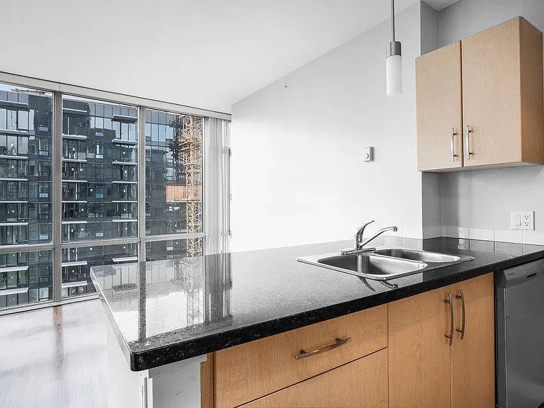 1529 W Pender St — Photo 13