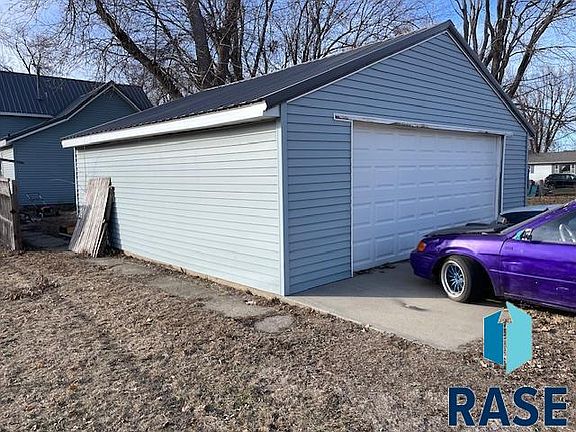 4th image of 104 S Cherry St