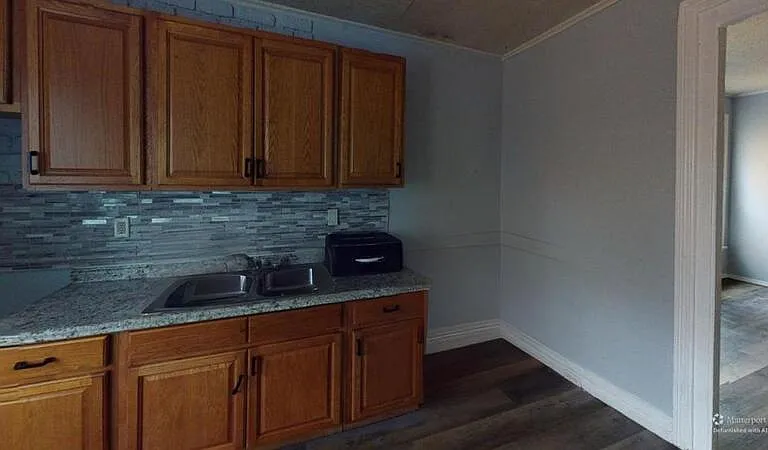 10 Locust St — Photo 1