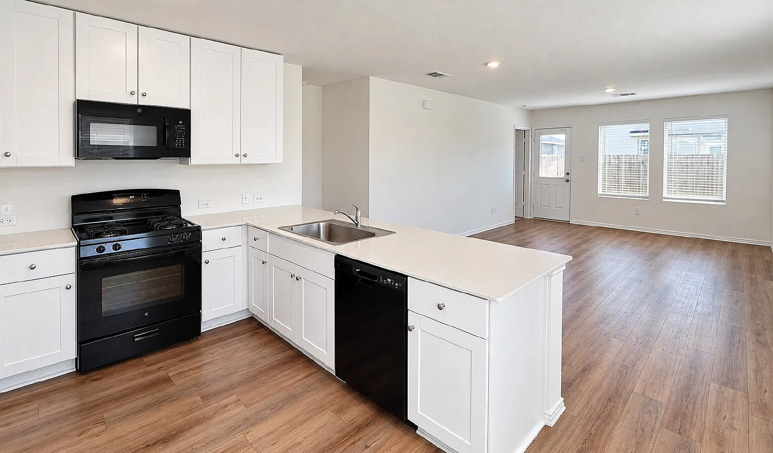 3 bed, 2.0 bath, 1266 sqft, $1,595 — Photo 3