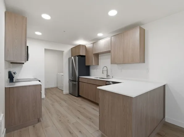 McKinnon Flats Complex Apartments offering 2- & 3-Bedroom units with 2 full baths