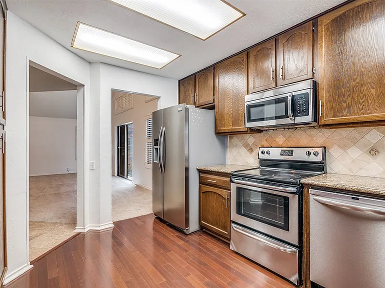 4147 Rosser Sq — Photo 7