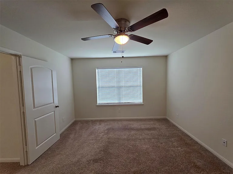 723 Crystal Lakes Dr — Photo 18