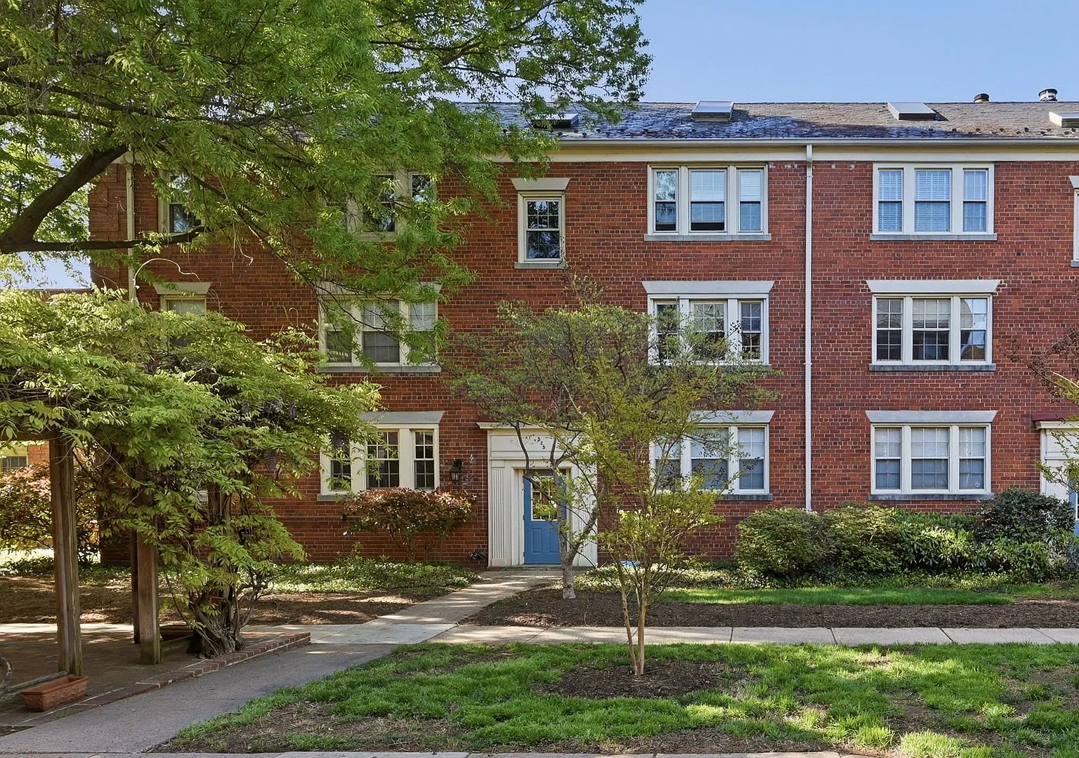 Cozy Studio Condo in Old Town Alexandria — Photo 1