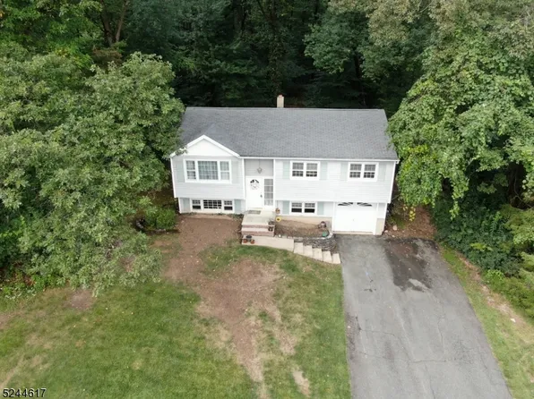 16 Paderewski Rd, Jefferson Twp., NJ 07438