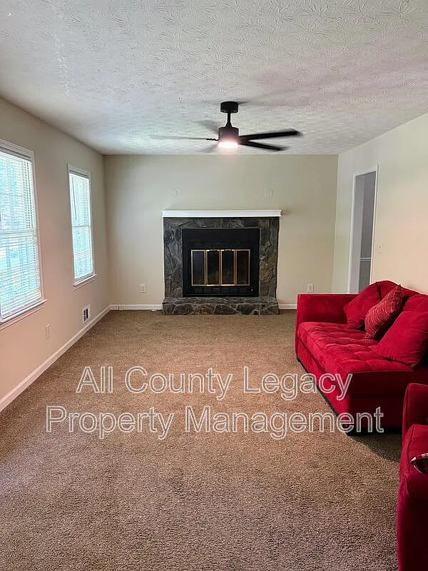 3 bed, 2.5 bath, 1560 sqft, $2,095 — Photo 2