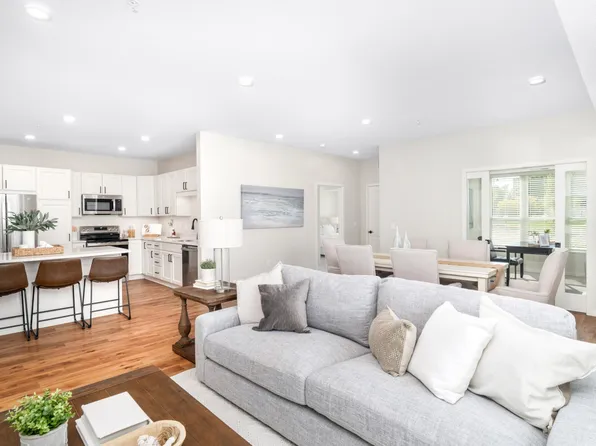 2350 Harbor Pl #309, Mound, MN 55364