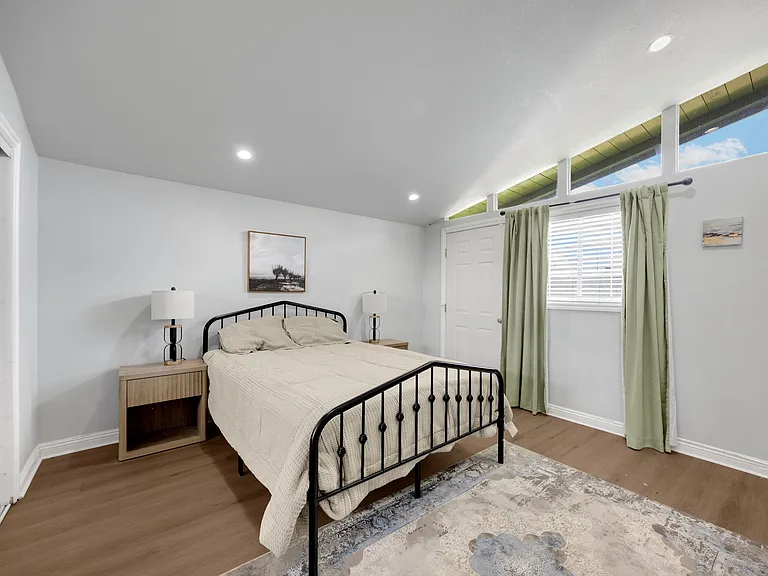 1048 N Hermosa Dr — Photo 17