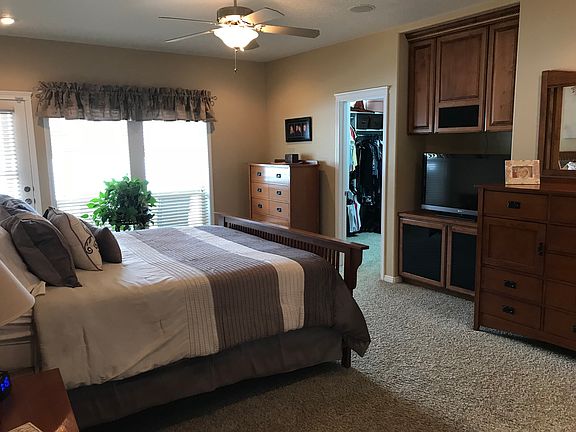 Master bedroom & walk in 