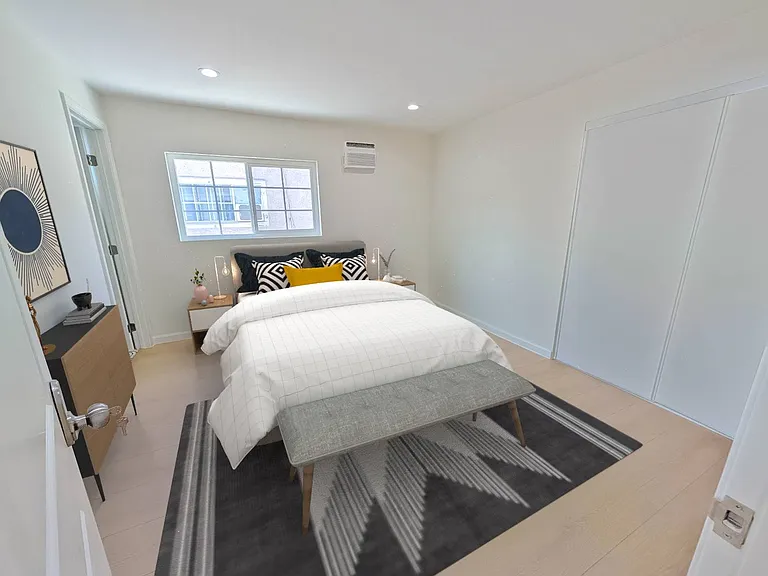 1354 W 36th Pl — Photo 7