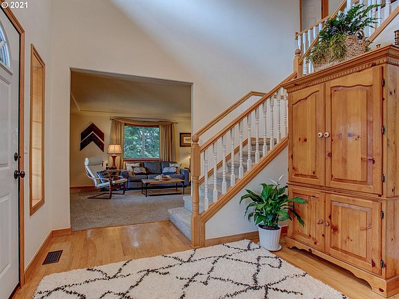 4th image of 1249 NW Whitman Ct