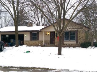 203 Oaklawn Ct, Pewaukee, WI 53072