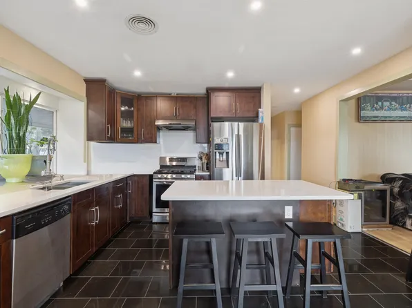 16388 88th Ave, Surrey, BC V4N 1B6