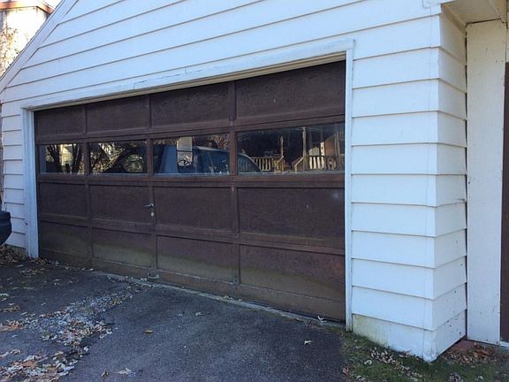 4th image of 318 Conklin Ave