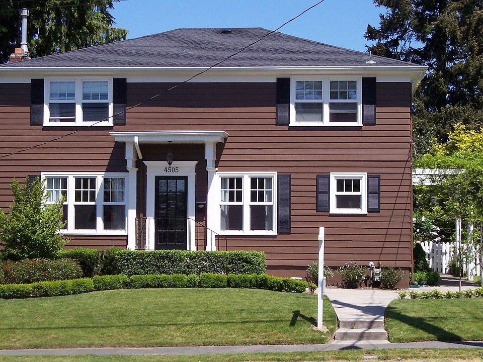 Grand 4/5 bedroom 3.5 bath Proctor Home