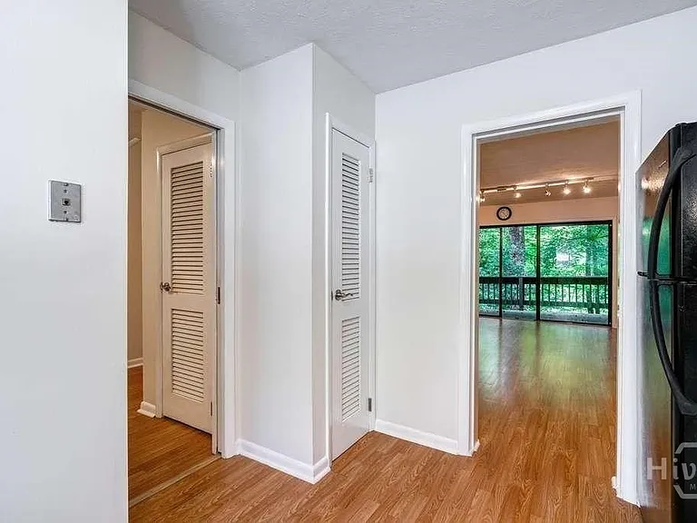 108 Fernbanks Ct — Photo 11