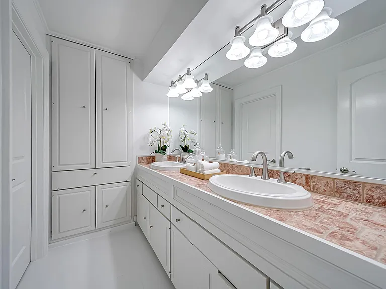 516 S Post Oak Ln #18 — Photo 14