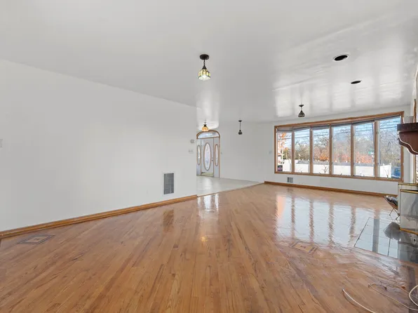 2452 East 74th Street image 4 of 27