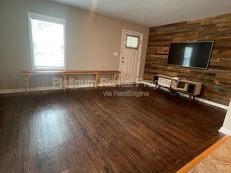 2706 White Oak Dr — Photo 3