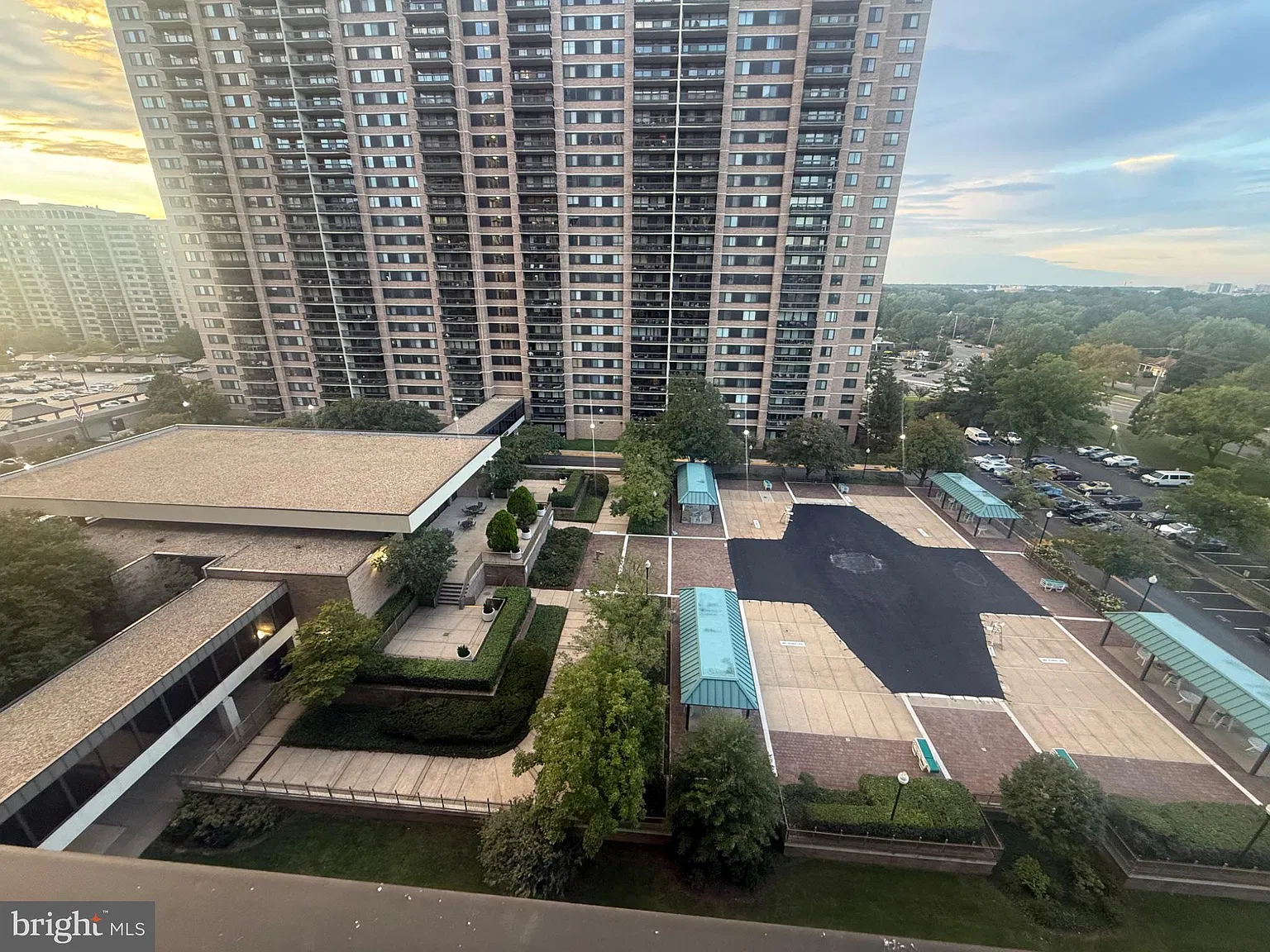 Skyline Square — Photo 1
