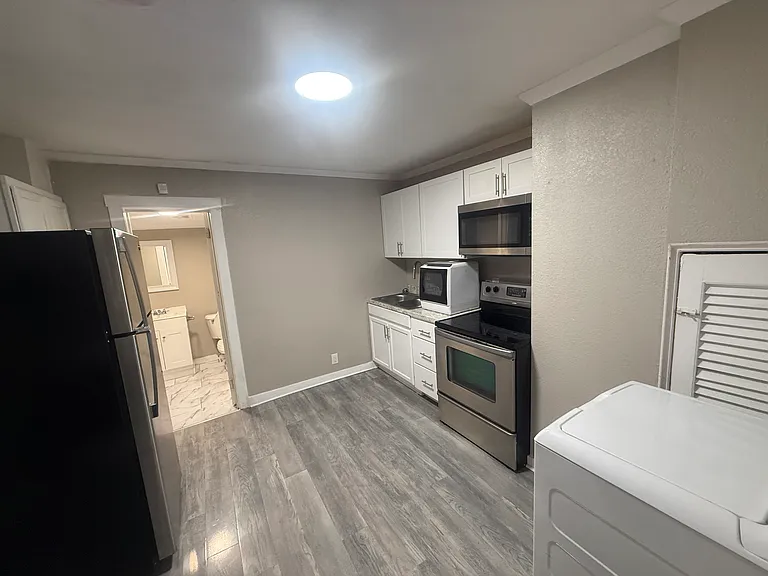2404 Hartford St — Photo 17