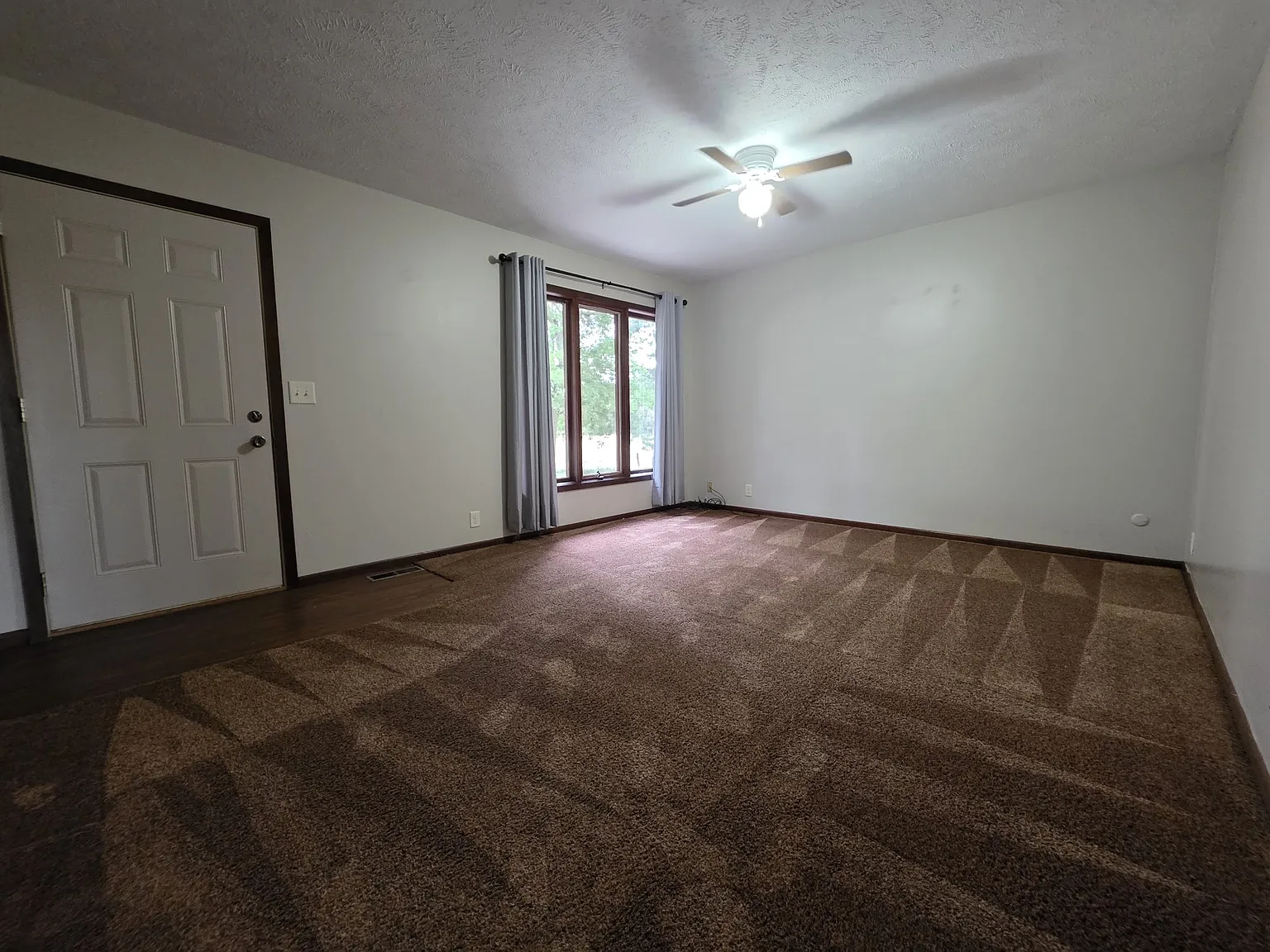 1510 E Stolley Park Rd — Photo 3