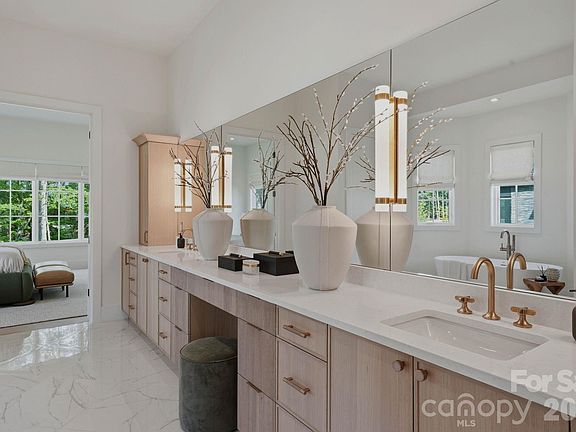 4th image of 207 Sugar Maple Ln