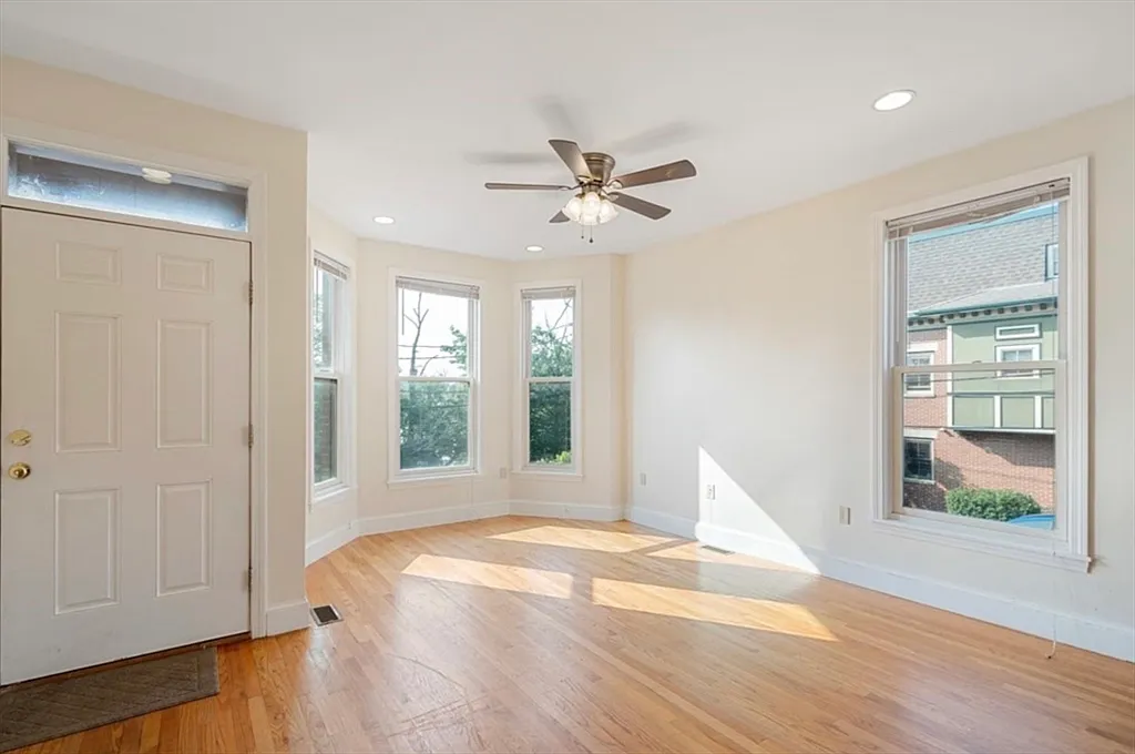 3 bed, 2.0 bath, 1500 sqft, $4,100 — Photo 4