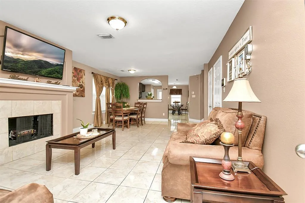 4 bed, 2.5 bath, 3215 sqft, $2,300 — Photo 4