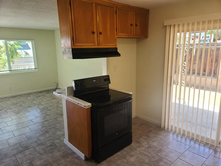 630 E St — Photo 2