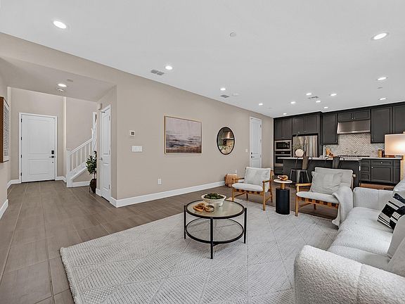 4th image of 464 E Yarrow Pl