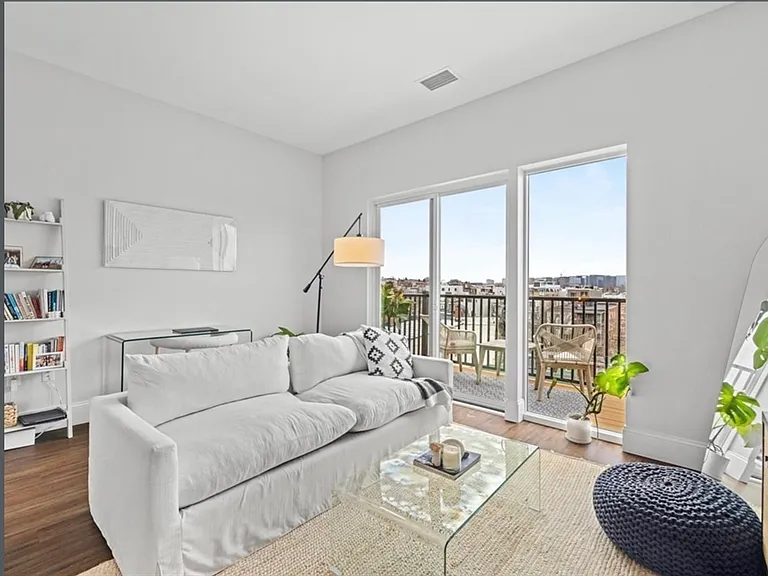 205 Maverick St #Penthouse 505 — Photo 2
