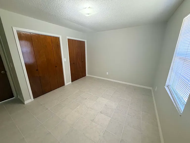 335 NW Lake City Ave #102 — Photo 4