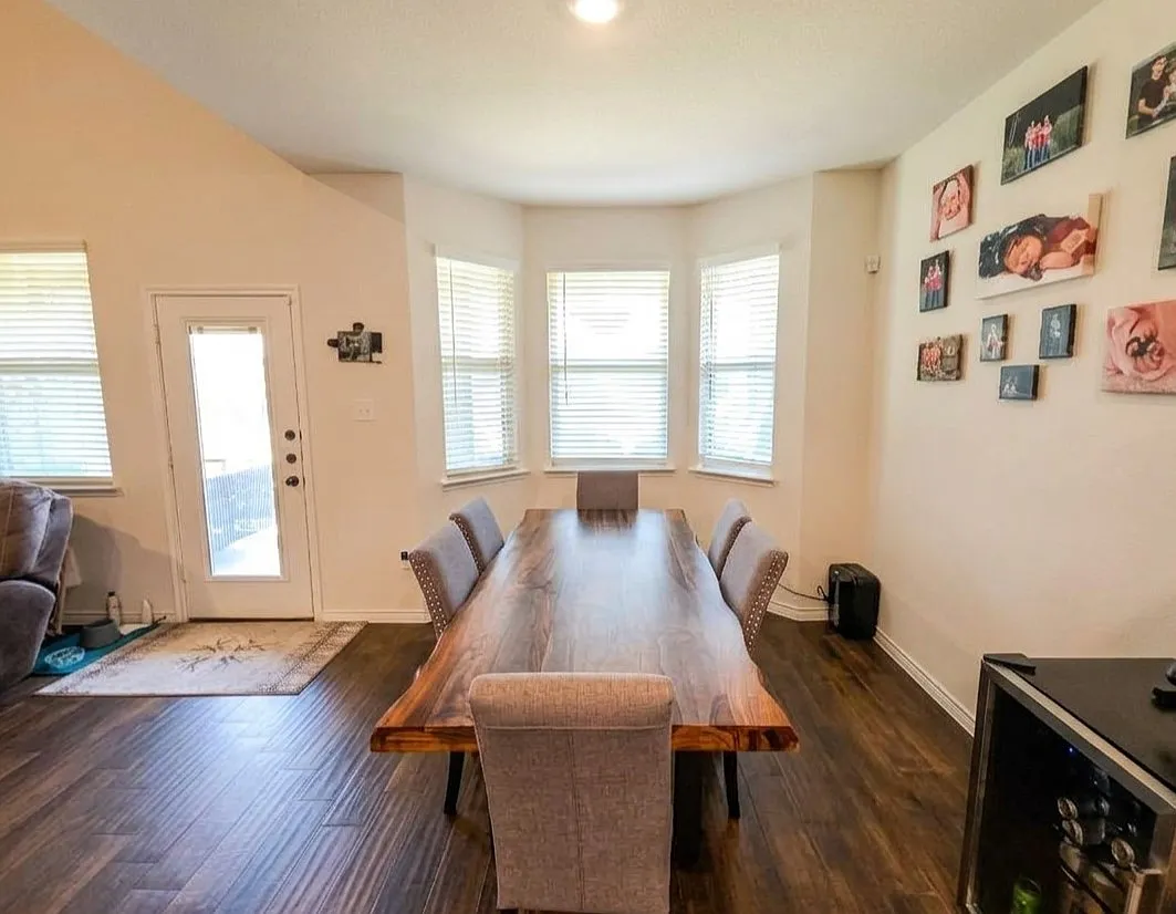 4 bed, 2292 sqft, $2,700 — Photo 4