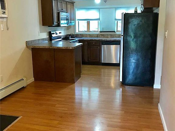 2nd image of 520 Thorn St