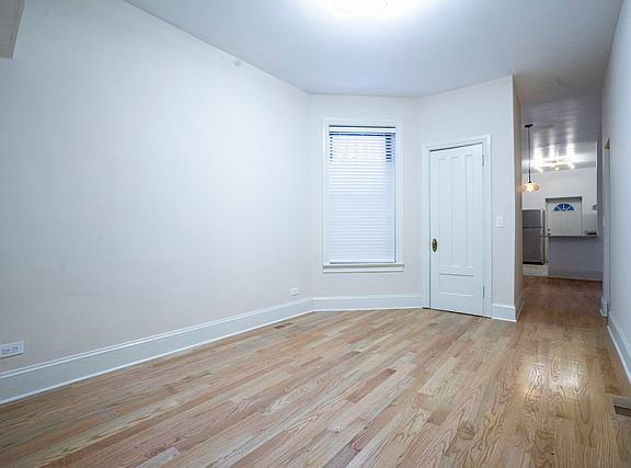 2nd image of 1134 W Oakdale Ave #1R