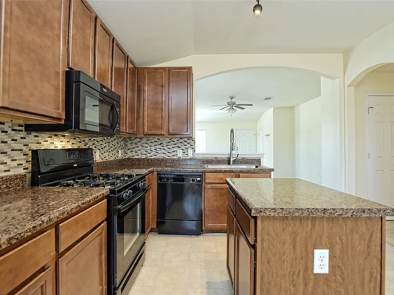 811 Encinita Dr — Photo 6