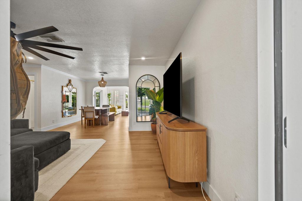 160 SE 9TH Street, photo 3