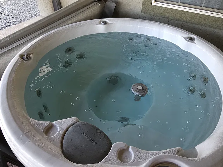 4 person hot tub