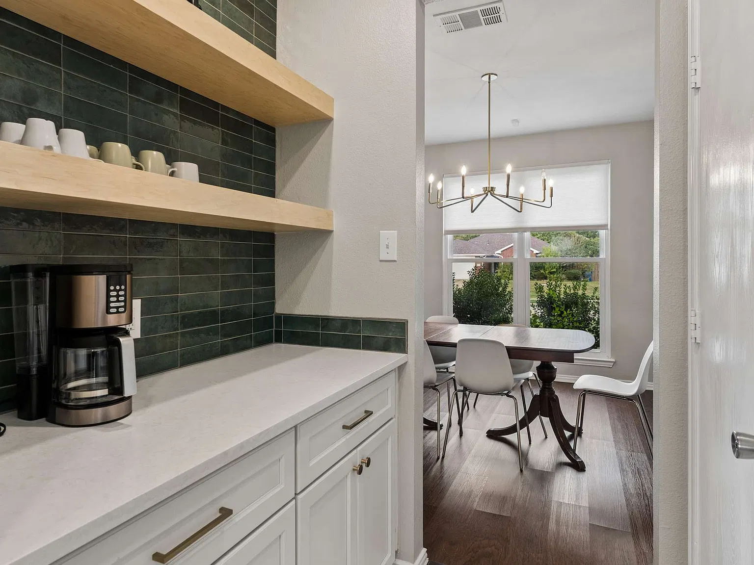 4 bed, 1982 sqft, $3,999 — Photo 4