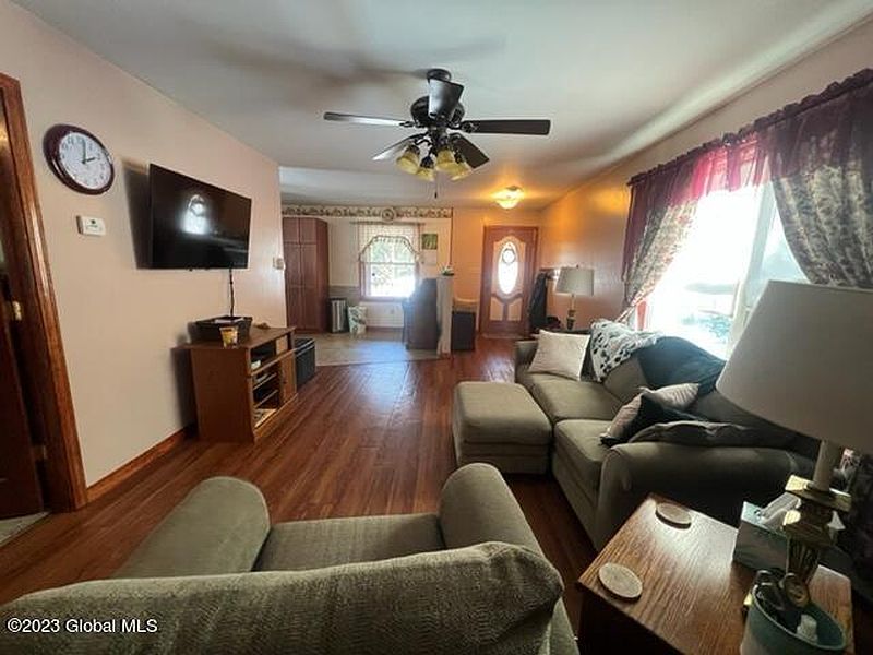 3rd image of 254 Olmstedville Road
