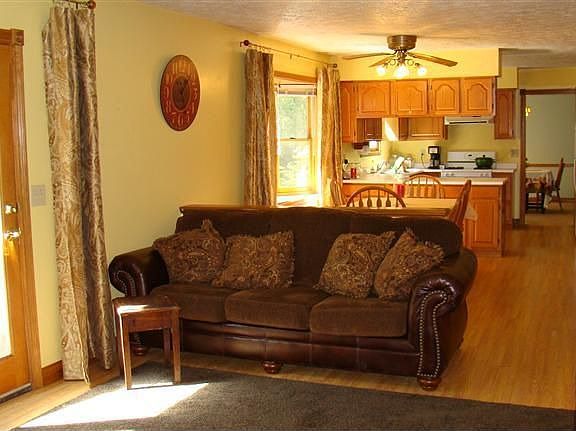 3rd image of 160 Burgess Ln