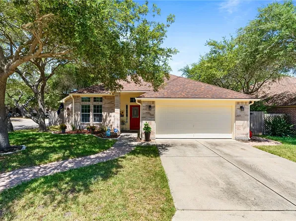 102 Plantation Dr, Rockport, TX 78382