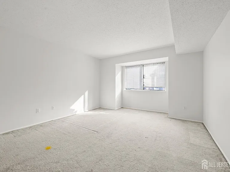 823 Edison Glen Ter — Photo 14