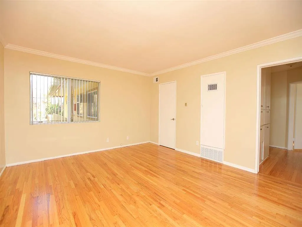 Chateau Whitsett Apartments — Photo 3
