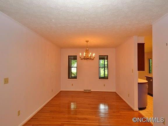 3rd image of 5 Teaneck Trl