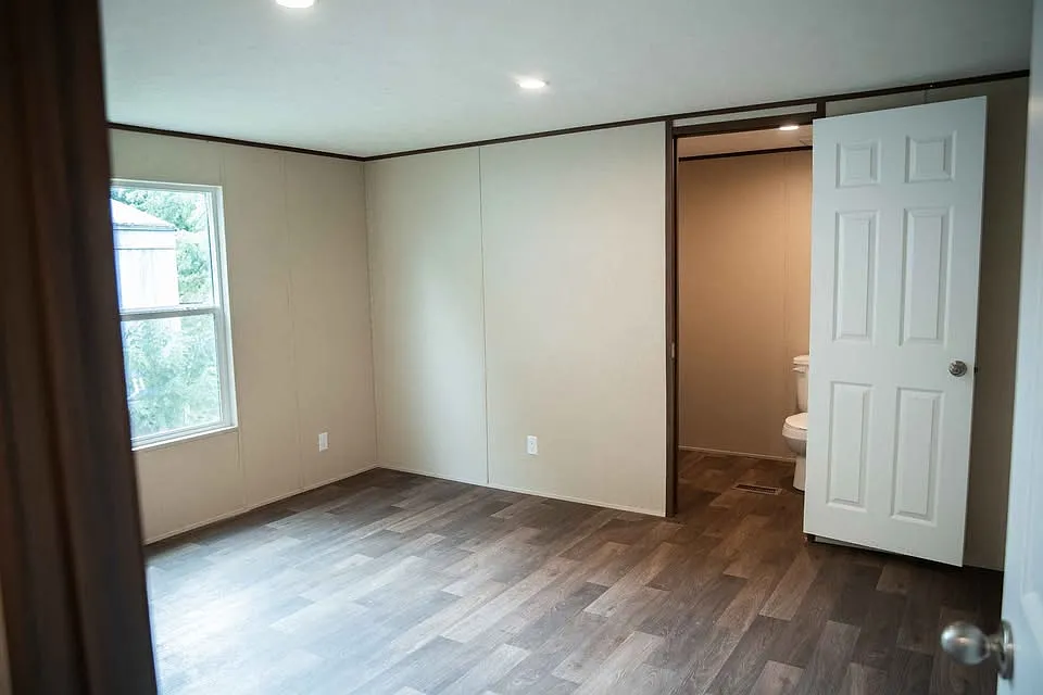 3 bed, 998 sqft, $1,100 — Photo 3