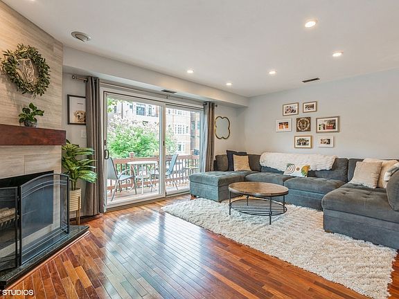 3rd image of 1045 W Altgeld St #A