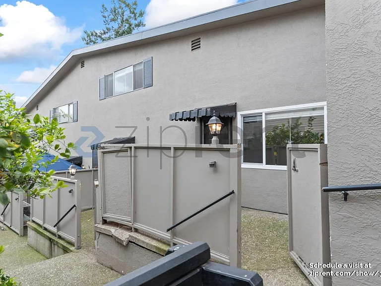 371 Somerset Rd #A — Photo 3